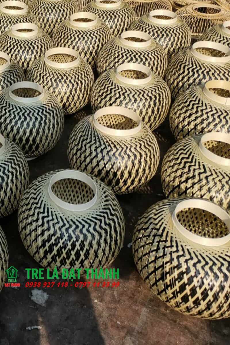 Chao Đ&egrave;n Cầu Trắng Đen M&acirc;y Tre Đan