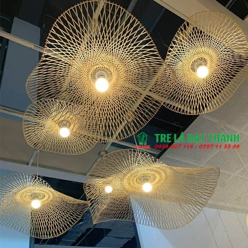 đ&egrave;n l&aacute; sen