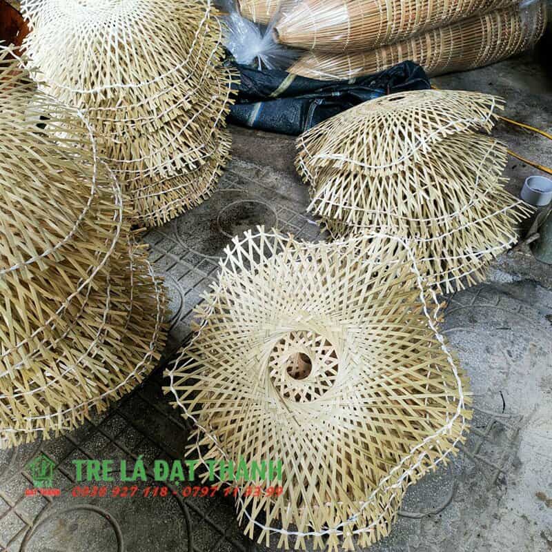 Đ&egrave;n l&aacute; Sen Bằng Tre