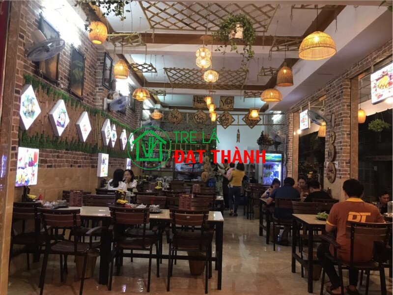 ốp tr&uacute;c trang tr&iacute; nh&agrave; h&agrave;ng