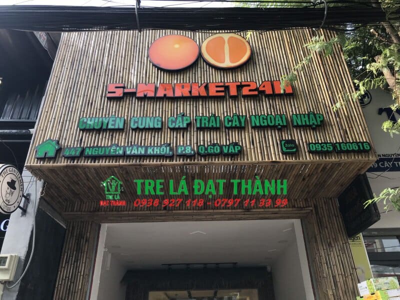thi c&ocirc;ng bảng hiệu tre tr&uacute;c si&ecirc;u thị tr&aacute;i c&acirc;y S Market24H