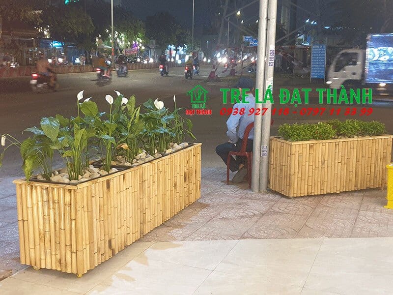 thi c&ocirc;ng ốp tre tr&uacute;c qu&aacute;n ăn hoa mai