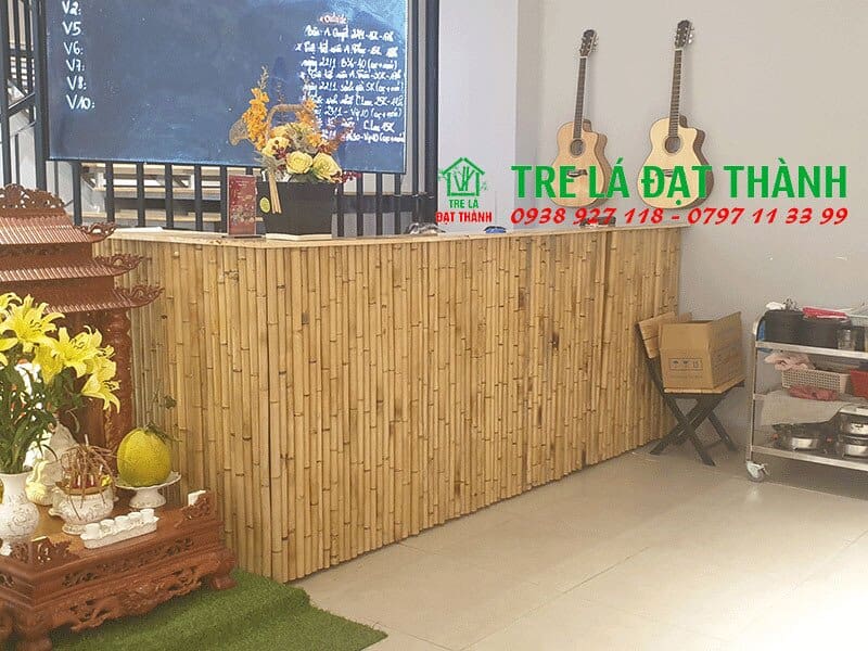 trang tr&iacute; quầy bar tre qu&aacute;n ăn hoa mai